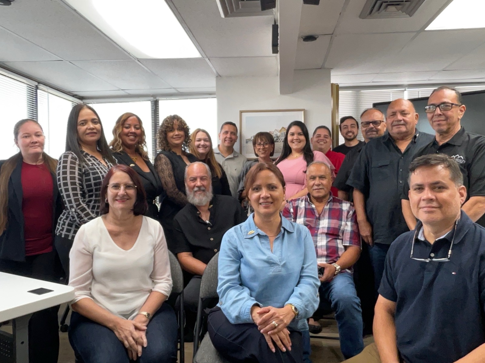 Jacqueline Rodríguez con un grupo de estudiantes y egresados de PREI