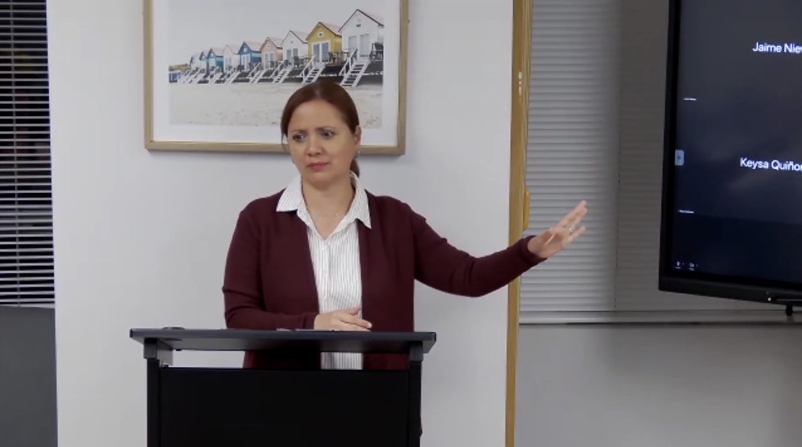 Jacqueline Rodríguez dando clase en PREI